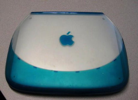 1999年にクラムシェル型の「iBook G3」が発売された