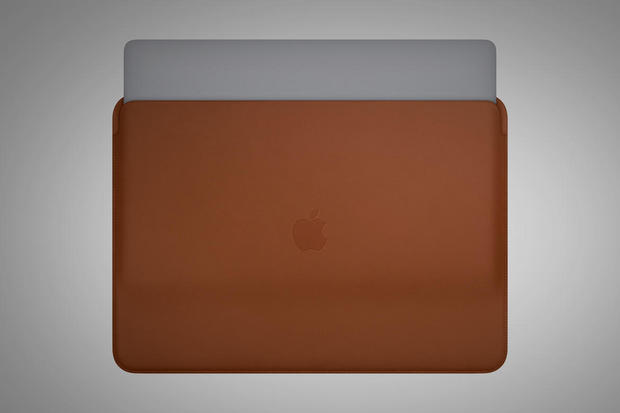 それと、もう1つ。レザースリーブが登場

　「MacBook Pro用レザースリーブ」が登場した。13インチ用は2万2800円、15インチ用は2万4800円（税別）だ。ミッドナイトブルー、サドルブラウン、ブラックの3色展開。