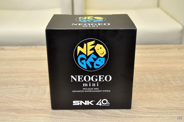 　NEOGEO miniのパッケージ正面。