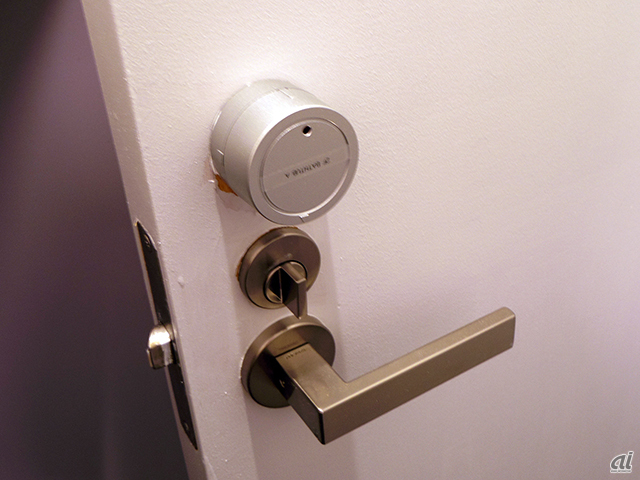 　シャワールームとバスルームには、ドアの裏側ノブの上にセンサをつけている。鍵の動きに合わせて、タテ、ヨコが認識できる仕組みで、これにより、アプリ上から使用中かどうかの確認ができるようになっている。
