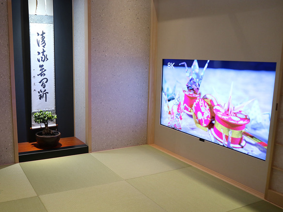 シャープ、成田空港ラウンジに8Kテレビを導入--「和」のコンテンツでおもてなし
