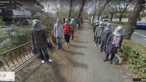 ハト人間たち

　ハトのマスクをした人々が東京の歩道に立っている。