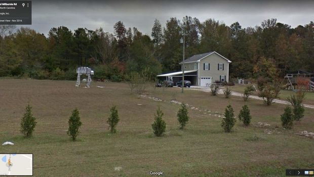 AT-ATがお散歩中

　ノースカロライナ州ローリーにあるこの家では、映画「スター・ウォーズ」シリーズに登場する架空の兵器「AT-AT」を芝生のオブジェとして所有しているか、あるいは帝国軍地上部隊によって今まさに砲撃されようとしているのかもしれない。