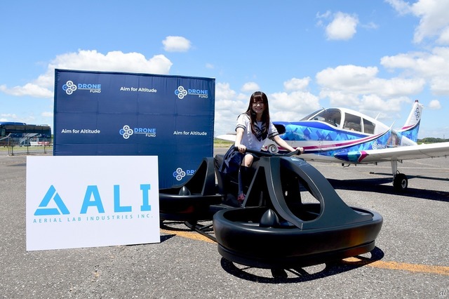 Aerial Lab Indsutries（ALI）が開発を進めるホバーバイク「Speeder-One」のモックアップ。12月に試験飛行を予定しているという