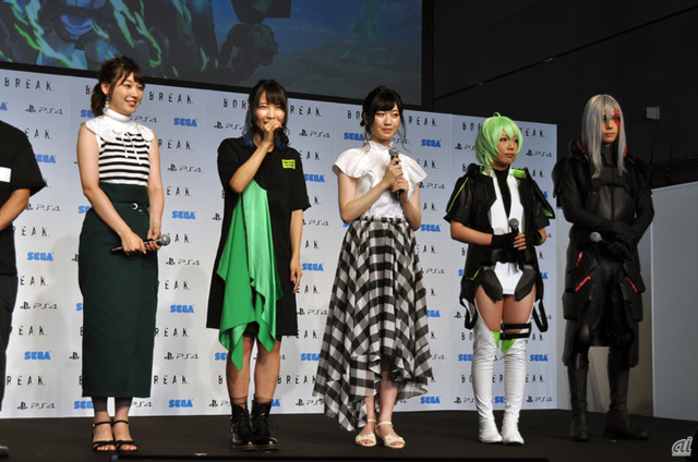 　ゲストとして登壇した（左から）声優の高槻かなこさん、朝日奈丸佳さん、タレントの前島亜美さん。公式コスプレイヤーのこよみさん、KANAME★さん。