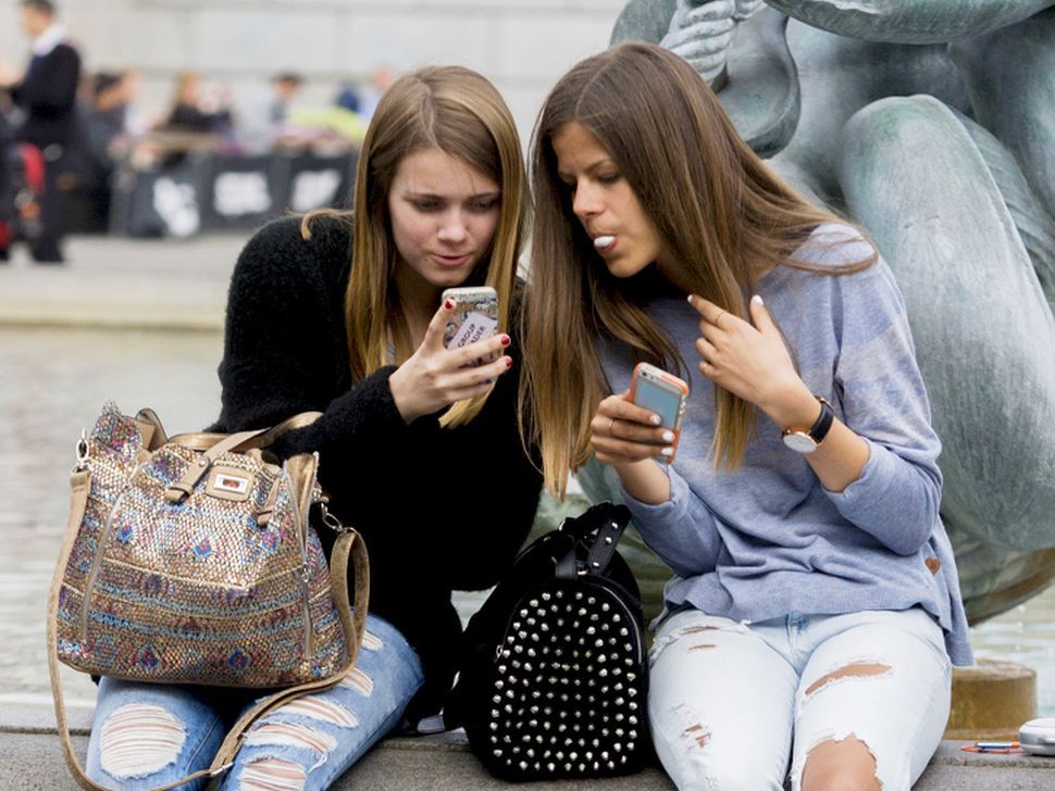 フランス、学校でのスマートフォン利用を禁止する法案