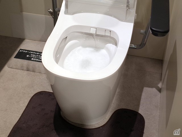 「オゾンウォーターデバイス」を搭載した自動お掃除トイレ「アラウーノ L150」シリーズ。通常はトイレから人が退出後、蓋を占めた状態でオゾン水が発生し、洗浄する仕組み。1日３回程度で効果が得られるという