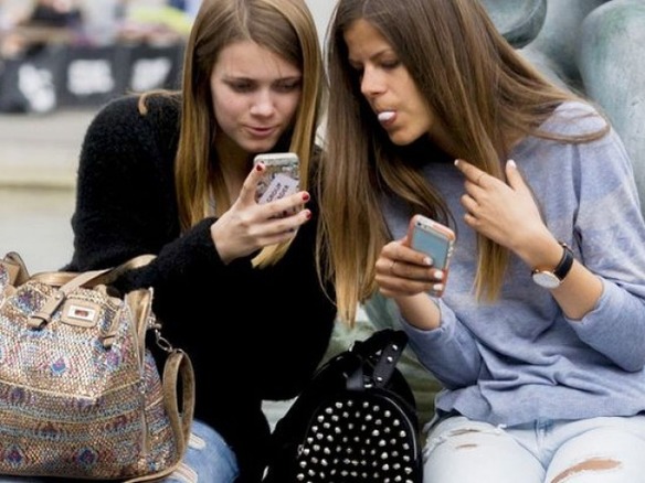 フランス、学校でのスマートフォン利用を禁止する法案可決