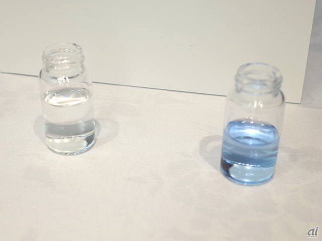 汚れに見立てた色水に水道水（右）とオゾン水（左）を入れた状態。オゾン水を入れると瞬時に透明に変わった