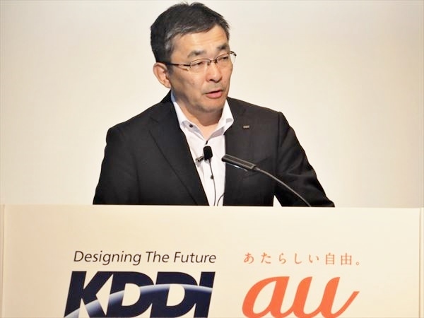 決算説明会に登壇するKDDI代表取締役社長の高橋誠氏