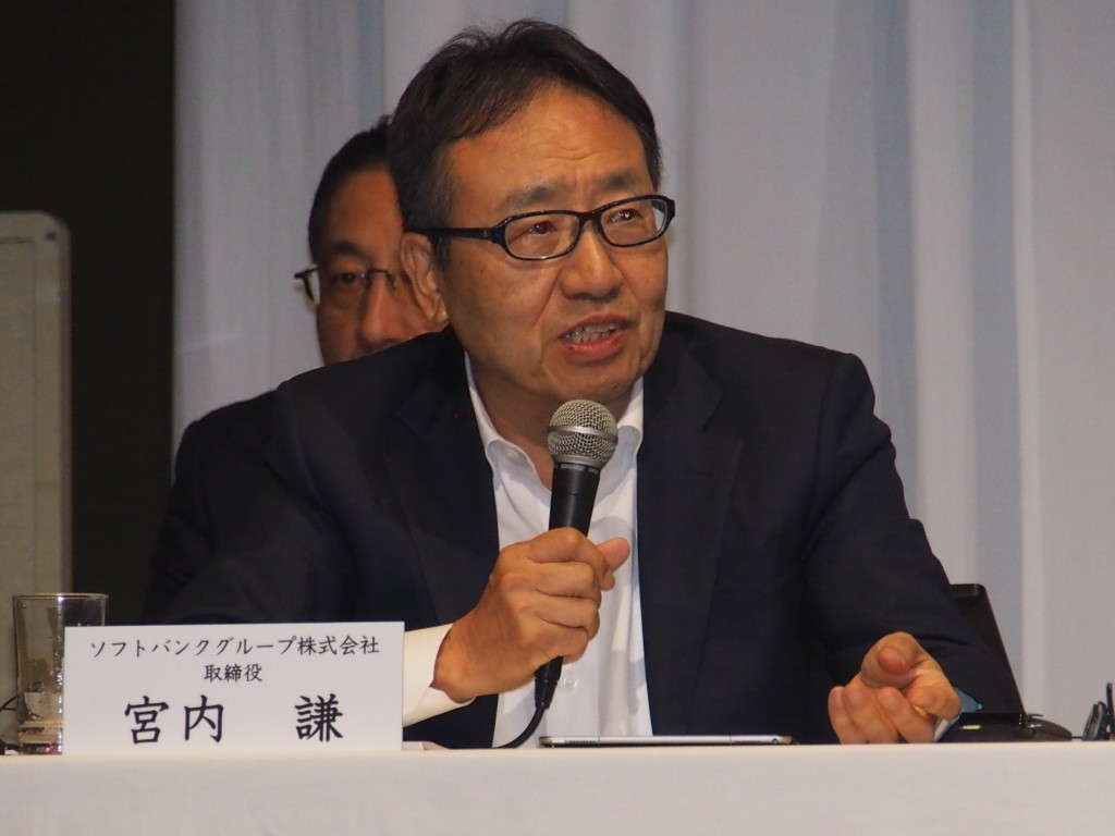 行政からの「2年縛り」「4年縛り」への指摘に関する対処について答える、ソフトバンクグループ取締役の宮内謙氏
