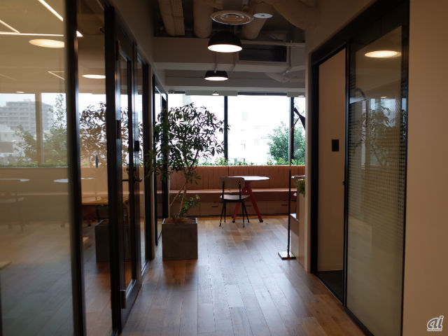 4階のオフィススペース。プロジェクトルームやプライベートオフィスなどが並ぶ