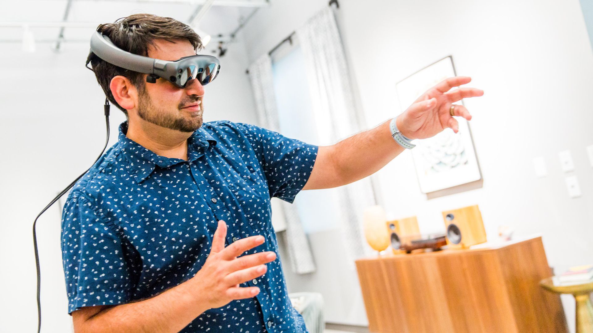Magic Leap Oneを体験中の筆者