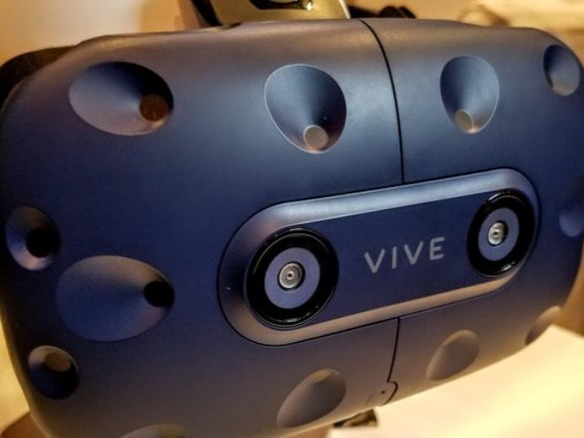 「HTC Vive」をワイヤレスで楽しめる--無線アダプタが9月に予約開始へ