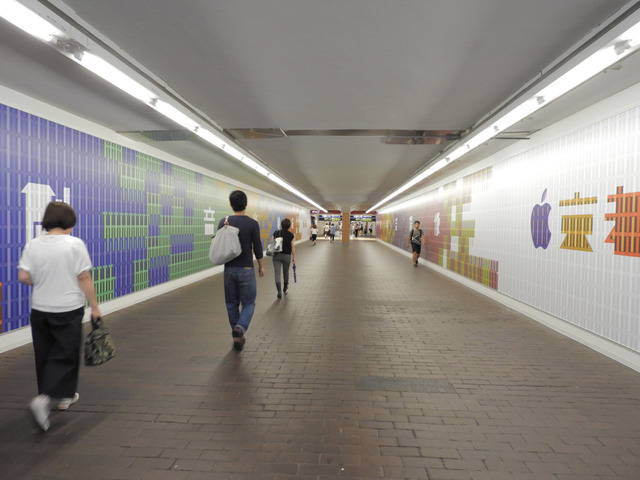 　ストアの真下にある地下通路の両壁面がApple 京都のデザインになっていた。
