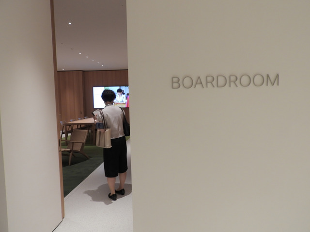 　3階には日本で初めてビジネスの打ち合わせなどを行うBOARDROOMが設置された。部屋はAppleキャンパスの会議室で使用されているインテリアをそのまま使ってデザインされており、落ち着いた照明のもと集中して会議ができる。BOARDROOMは京都以外の世界のストアにもいくつかあり、今後も必要に応じて設置するとのこと。