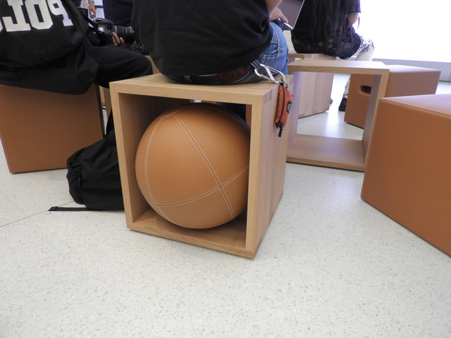 　アトリウムの椅子は革張りと木目の2種類があり、中にはボールが収まっている椅子もある。