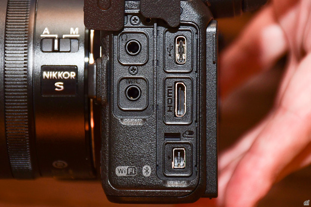 　本体側面のコネクタ部。左上から順に、音声出力、音声入力、USB Type-C、HDMI、レリーズの挿入口を備える。Z7・Z6では、USBによる充電にも対応する