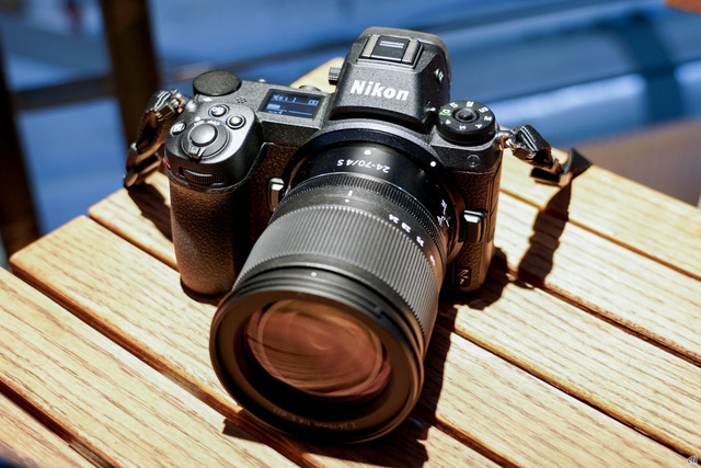 　ニコン初のフルサイズミラーレスカメラ「ニコン Z 7」。35.9mm×23.9mmサイズのフルサイズセンサ（FXフォーマット）機で、4575万画素を誇る