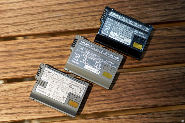 　電池は「D850」や「D500」などと共通のEN-EL15シリーズ。Z7・Z6に付属する電池は、USB充電に対応した「EN-EL15b」（左下）。EN-EL15b以外の電池でも動作するが、USB充電はできない