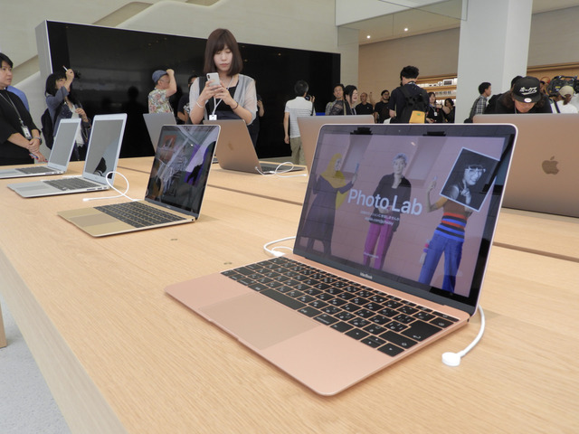 　1階にはiPhone、MacBook、Apple Watchなどのメインプロダクトが展示されている。