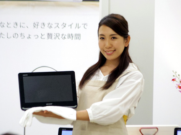 シャープ 片手で持ち運べる防水ポータブルテレビ Aquosポータブル ヘルシオ と連携も Cnet Japan