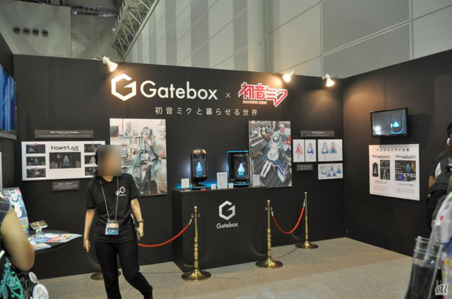 　Gateboxは、バーチャルホームロボット「Gatebox」を展示。