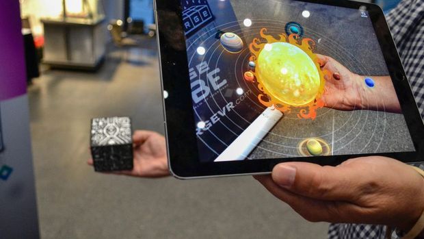 　「Merge Cube」は、「iPad」と拡張現実（AR）を使って、手元の立方体からいろいろと楽しい体験、ときには教育的な体験ができる。