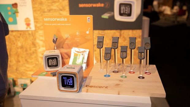 　毎朝、耳ざわりな目覚まし音で起こされるのが嫌だという人には、Bescentの目覚まし時計「Sensorwake 2」はいかがだろう。カプセルを使い分けて各種のアロマ、例えば、いれたてのコーヒーの香りで目を覚ますことができるのだ。これは素晴らしい。