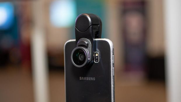 　olloclipの取り付け式小型レンズは、「iPhone」や「Galaxy」端末専用の形状ではなく、ほぼどのスマートフォンでも使えるようになった。新しいクリップ型で、どんなスマートフォンのカメラレンズにも、洗濯ばさみのように固定できる。