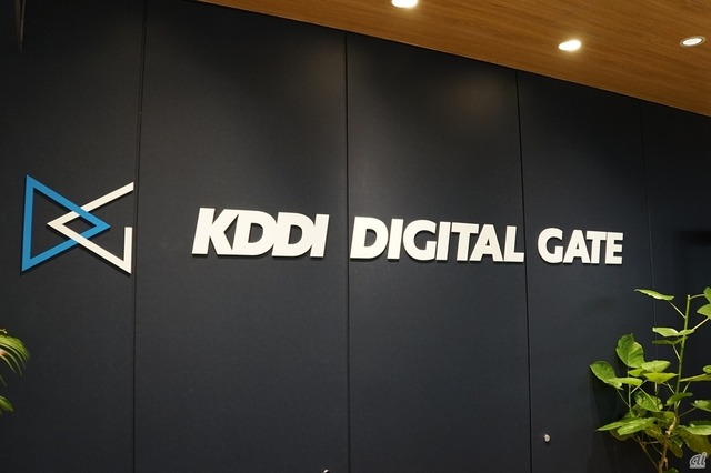 　ここからは、施設内を紹介する。エントランスには「KDDI DIGITAL GATE」の大きなロゴ。