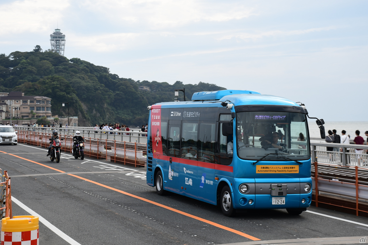 江の島に架かる橋を自動運転モードで走行する自動運転バス