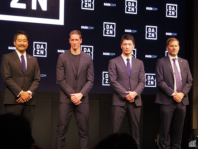 会場には、スペシャルゲストとして村田選手（中央右）サガン鳥栖のフェルナンド・トーレス選手（中央左）が登場した