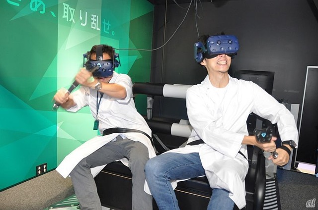 　VRヘッドセットやシートベルトを装着して激流下りを体験。