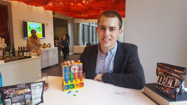 Marcel Bonnici君

　YouTubeチャンネル「AstonishingStudios」を手がけるMarcel Bonnici君（19歳）は、デンマークのLEGOビルダーのElectryDragoniteと協力して、M＆Mチョコレートディスペンサーを組み立てた。このディスペンサーは「LEGO Ideas」ウェブサイトで1万人の支持者を獲得した。