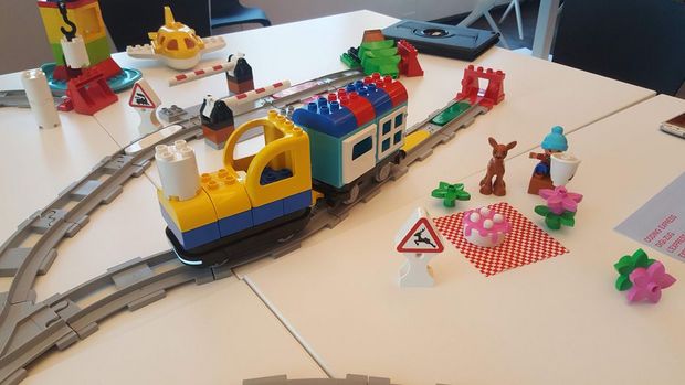 LEGO Education Coding Express

　Coding Expressの電車は方向の転換、燃料補給、停車といったアクションを示す。