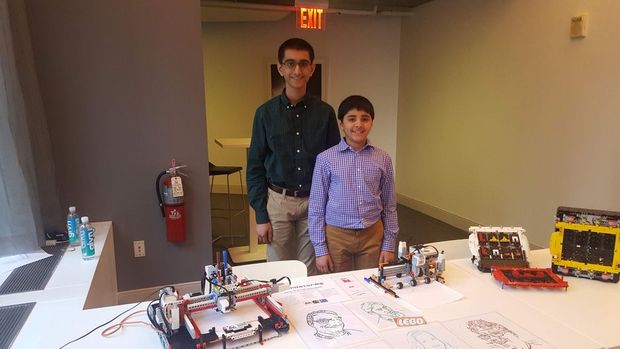 Sanjay Seshan君とArvind Seshan君

　LEGOは先頃、子どもたちへのコーディングおよびエンジニアリング教育における同社の役割にフォーカスしたイベントを開催した。そのイベントの一環として、LEGOは子どもたちをニューヨークに招き、赤外線検知ロボットやモバイルプリンタ、おいしいM＆Mチョコのディスペンサーなど、LEGOをベースとするクールなプロジェクトの数々を披露してもらった。

　Sanjay Seshan君（左、15歳）とArvind Seshan君（13歳）の兄弟は、「EV3Lessons LEGO Mindstorms」プログラミングウェブサイトを運営している。