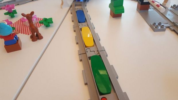 LEGO Education Coding Express

　子どもが青、黄、緑、赤、白のブロックを線路に配置すると、そこを走行するCoding Expressの車両がそれらの色を認識し、それぞれの色に応じたアクションをする。