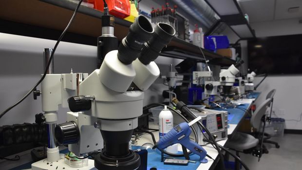 　エレクトロニクスラボ。はんだ付け作業の99％は、このラボの顕微鏡下で行われている。