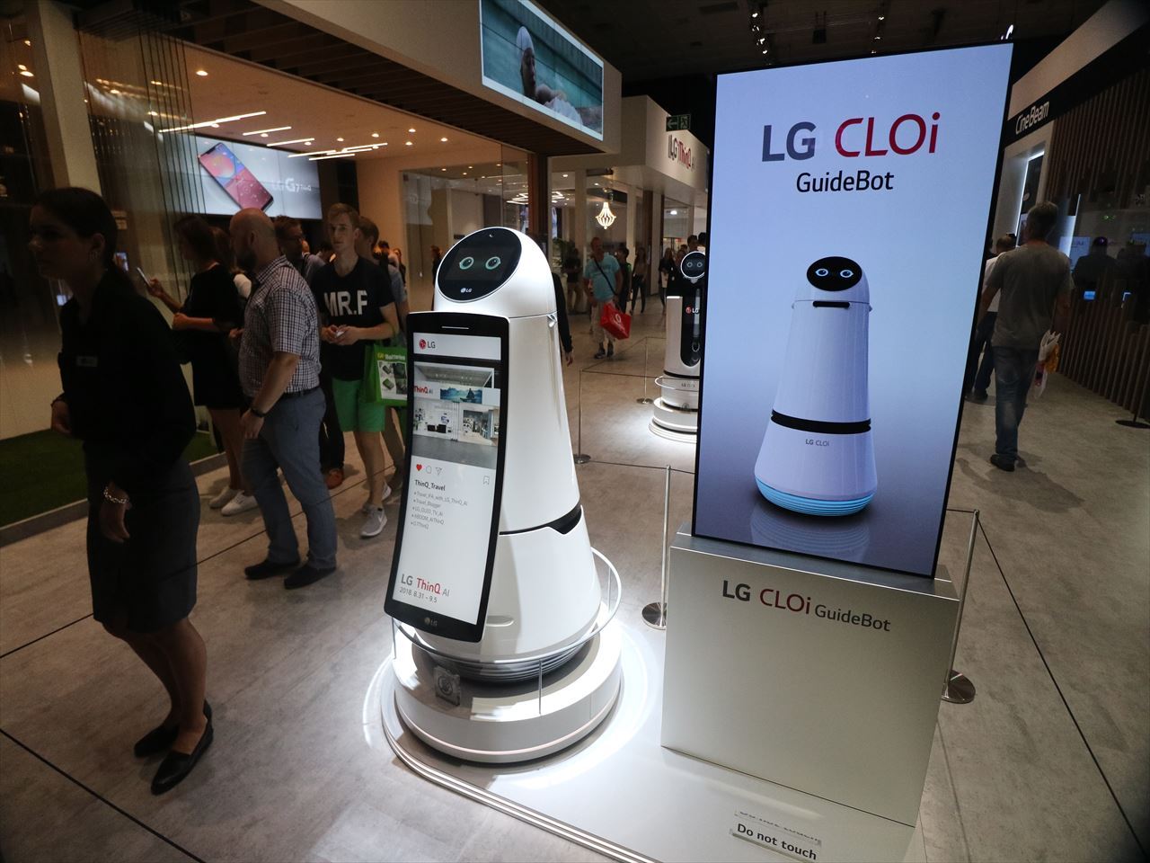 LGのガイドロボット。足回りの部分が共通で上部を用途によって入れ替えたさまざまなバリエーションが展示されていた