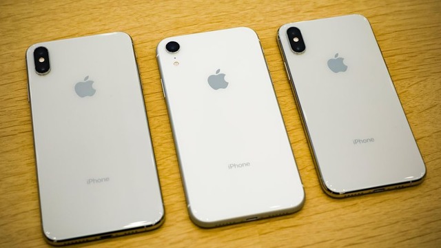iPhone XS Max、XR、XS

　写真左から（大きい順に）6.5インチのXS Max、6.1インチのXR、5.8インチのXS。