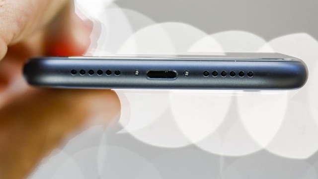 iPhone XSとXS Max

　前の機種と同様、新型iPhoneはヘッドホンジャックを備えていない。ワイヤレスヘッドホンを使うか、Lightningポート付きケーブルを使う必要がある。