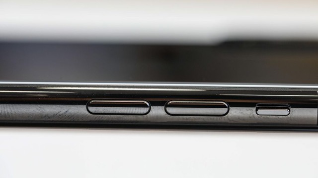 iPhone XSとXS Max

　nano-SIMとe-SIMのデュアルSIMに対応。
