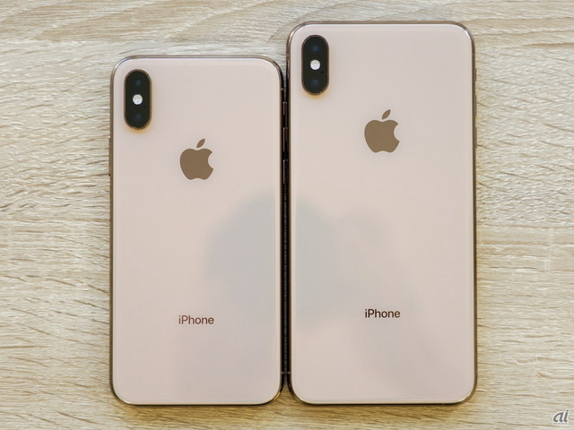 　5.8インチモデルのiPhone XS（2436×1125ピクセル解像度、458ppi）はiPhone Xと同じサイズで、高さ143.6mm×幅70.9mm×厚さ7.7mm。重さは177gだ。iPhone XS Maxと並べたところ。