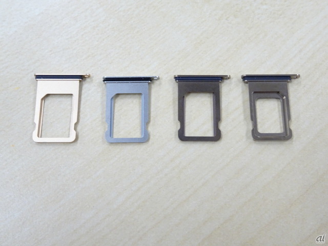 　左から、iPhone 8（ゴールド）、iPhone X（シルバー）、iPhone XS（ゴールド）、iPhone XS Max（ゴールド）のSIMスロット。