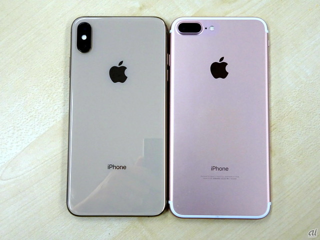 　iPhone XS Max（左）とほぼ同じ大きさのiPhone 7 Plus（右）と並べたところ。