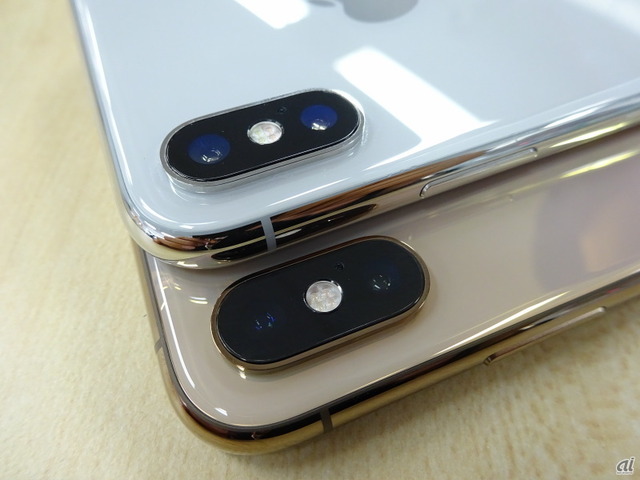 　iPhone XとiPhone XSのカメラ部分を比較すると、見た目にはほとんど変わらないように見えるが、ほんのわずかに位置が異なる。