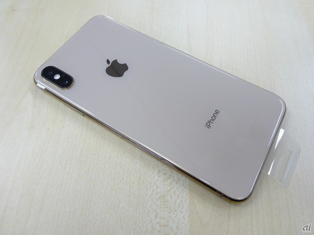 　6.5インチ（2688×1242ピクセル解像度、458ppi）のiPhone XS Max。iPhone 8 Plus（高さ158.4mm×幅78.1mm×厚さ7.5mm）などPlusシリーズとほぼ同じサイズで、高さ157.5mm×幅77.4mm×厚さ7.7mmだ。重さは208g。