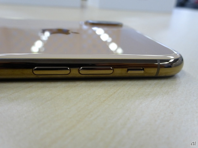 　iPhone XS Maxの左側面。音量の上げ下げボタンと、サウンドオン／オフスイッチが付いている。医療に使われているものと同じグレードのステンレススチール製フレームという。強靱なガラスとステンレスの2つを隙間なく精密に組み合わせることで、iPhone Xよりも1グレード高いIP68等級の耐水性能を備えた。最大水深2メートルで30分間（iPhone Xは最大水深1メートルで30分間）まで耐えられるほか、iPhone XSシリーズは、コーヒー、紅茶、ジュースなどがこぼれても大丈夫だとしている。