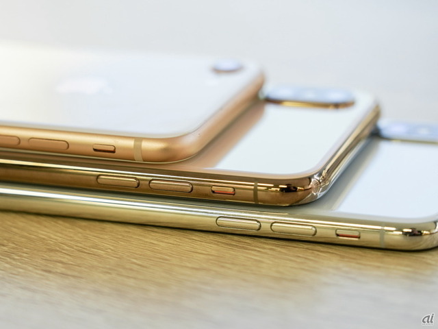 　左から、iPhone 8（ゴールド）、iPhone XS（ゴールド）、iPhone X（シルバー）を横から見たところ。なお、今回のiPhone XSシリーズ（および10月に発売されるiPhone XR）には、「予備電力機能付きエクスプレスカード」が搭載されている。これは、もしiPhoneの電池がなくても、電源を切らないでいればそこから最大5時間、あらかじめ設定したエキスプレスカードが使えるというもの。電池が切れていても、電源ボタンを押すと「エキスプレスカードが使える」といった旨の表示がでるという。ただ、表示をさせすぎると5時間より短くなるとしており、注意が必要だ。
